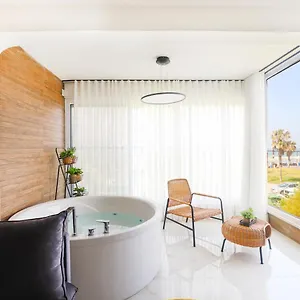 Oceanfront House W Jacuzzi ביץ האוס על הים חיפה